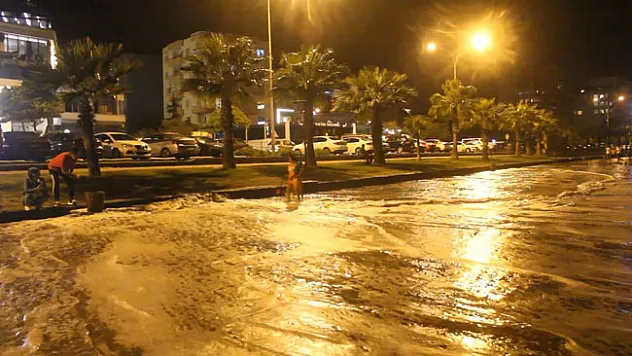 Karadeniz'de dev dalgalar oluştu, deniz yola taştı