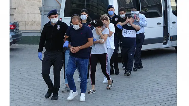 Samsun'da 20 bin 689 uyuşturucu hapla yakalanan 5 kişi adliyeye sevk edildi