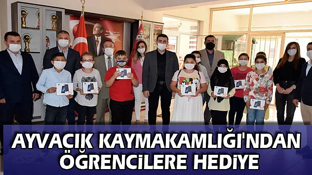 Ayvacık Kaymakamlığı'ndan Öğrencilere Hediye