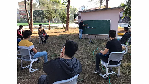 12. sınıflara okul bahçesinde ders