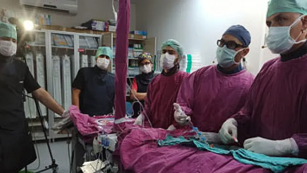 Doktorlar canlı yayında kalp operasyonu yaptı