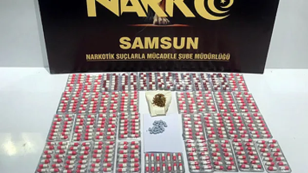 Evinde uyuşturucu haplarla yakalandı