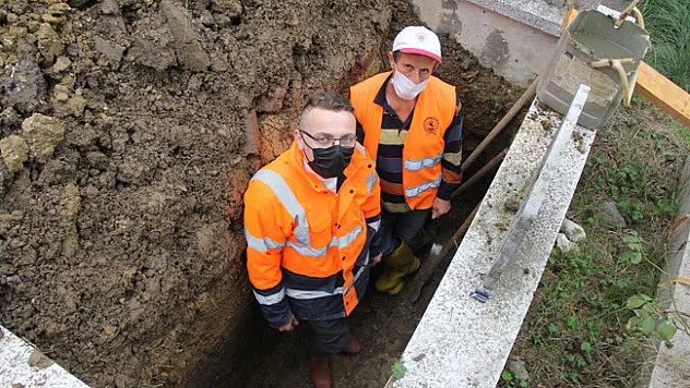 İnsanların kuyularını kazıyorlar