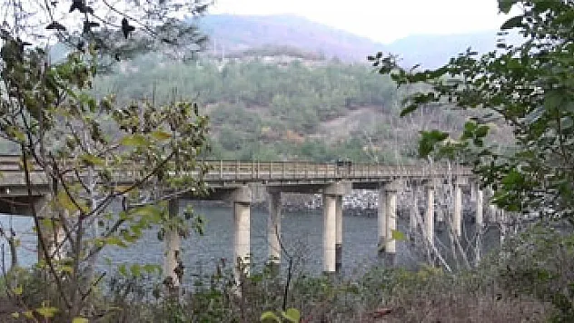 Köprüden baraj gölüne atlayan kadını arama çalışmaları sürüyor