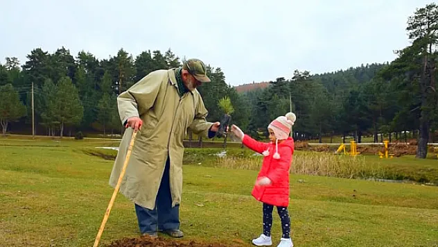 Orman sevgisi 85 yaşındaki dedeyi klipte oynattı