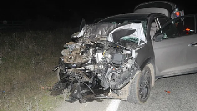 Hafif ticari araç traktöre çarptı: 1 ölü