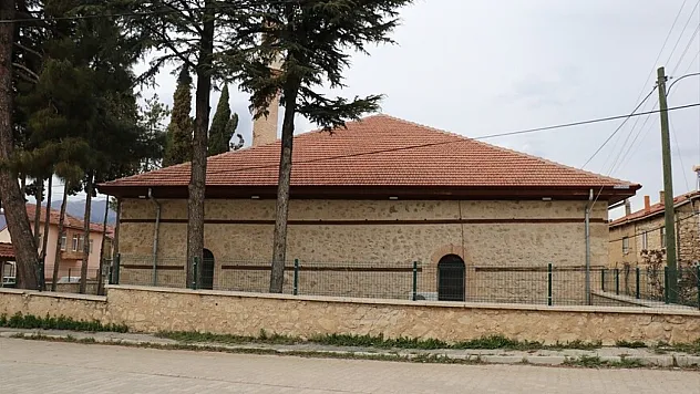 8 asırlık Afşar Cami zamana direniyor