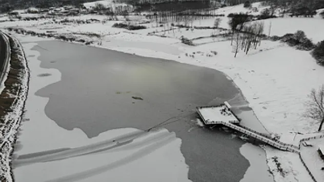 870 hektarlık göl buz tuttu