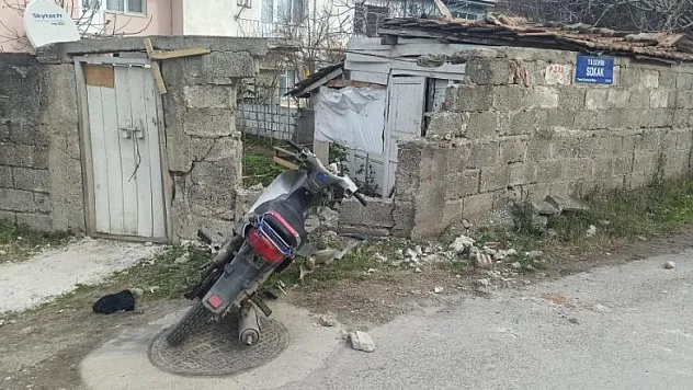 Polisin 'dur' ihtarına uymayan motosiklet sürücüsü duvara çarptı