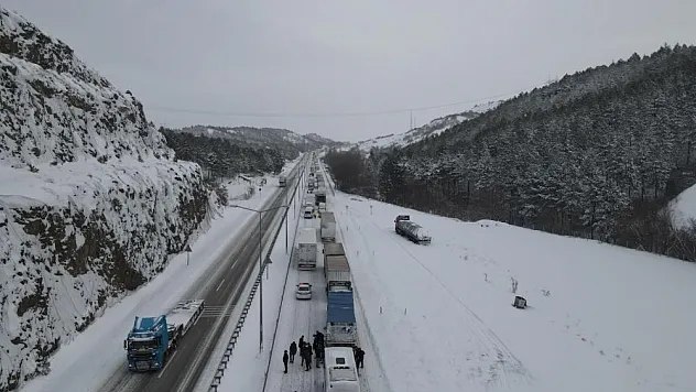 Çorum-Samsun karayolu yoğun kar yağışı ve buzlanma nedeniyle ulaşıma kapandı