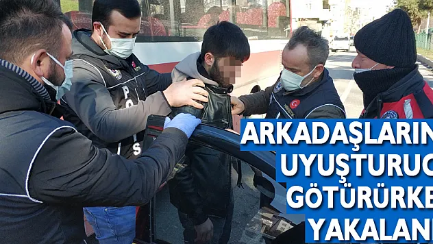 Sokağa çıkma uygulamasında taksi ile arkadaşlarına uyuşturucu götürürken yakalandı