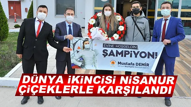 Dünya ikincisi Nisanur havaalanında çiçeklerle karşılandı
