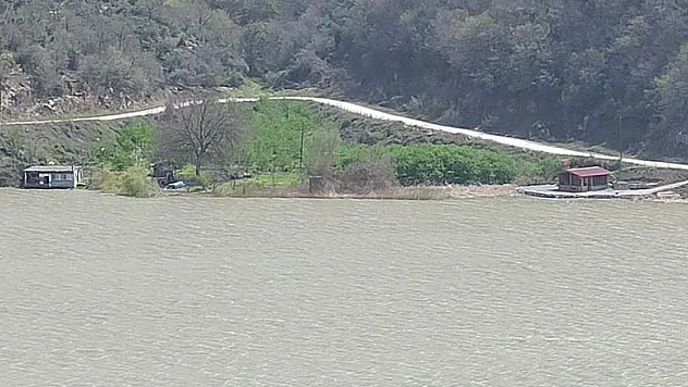 Derbent Baraj Gölü kenarında ruhsatsız karavanlar mühürlendi