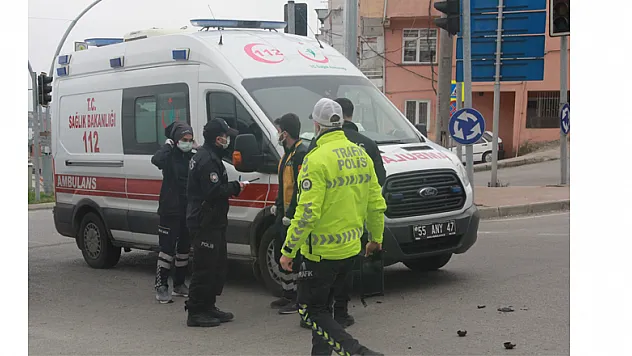 Ambulans ile motosiklet çarpıştı: 1 yaralı