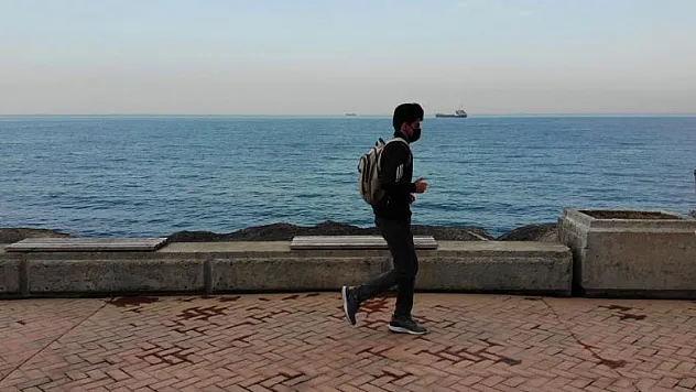 Yaşadığı olaydan etkilendi: Şehirlere yürüyerek gidiyor