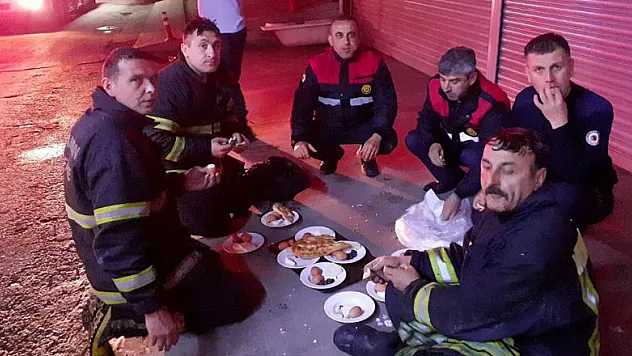 İtfaiye erleri sahuru yangın yerinde yaptı