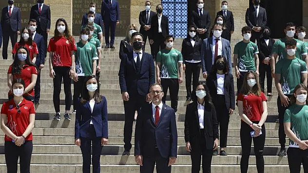 Bakan Kasapoğlu, 19 Mayıs sebebiyle Anıtkabir'de düzenlenen törene katıldı