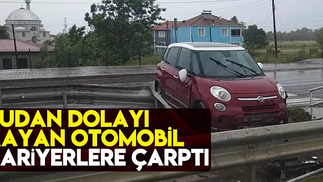 Sudan dolayı kayan otomobil bariyerlere çarptı