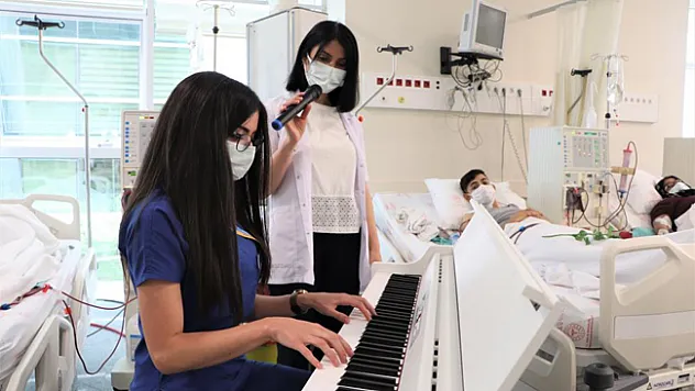 Başhekim ve hemşirelerden hastalara müzik ziyafeti