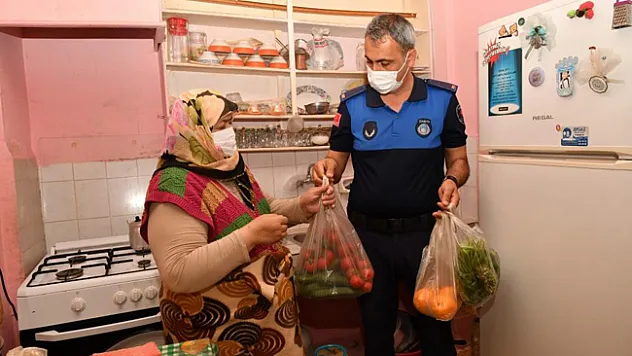 Parkinson hastası yaşlı kadına zabıtadan pazar alışverişi