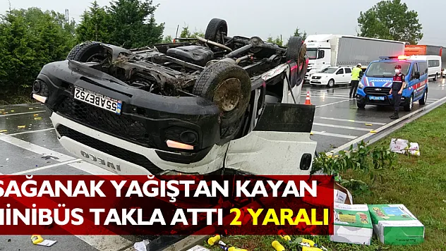 Sağanak yağıştan kayan minibüs takla attı: 2 yaralı