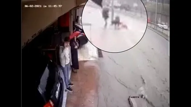 Sel sularına kapılan adamı gençler kurtardı: O anlar kamerada