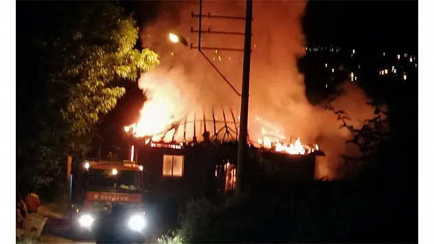 Samsun'da 2 katlı ev kül oldu