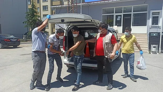 Çaldıkları telefonları satamadan yakalandılar