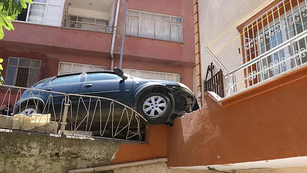 Otomobil apartmana daldı, kadın sürücü aracı bırakıp kaçtı