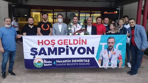 Şampiyon Altuğ Demir'e havalimanında coşkulu karşılama