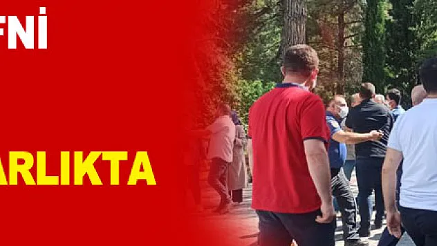 Annelerinin defni konusunda anlaşamayan kardeşler mezarlıkta kavga etti