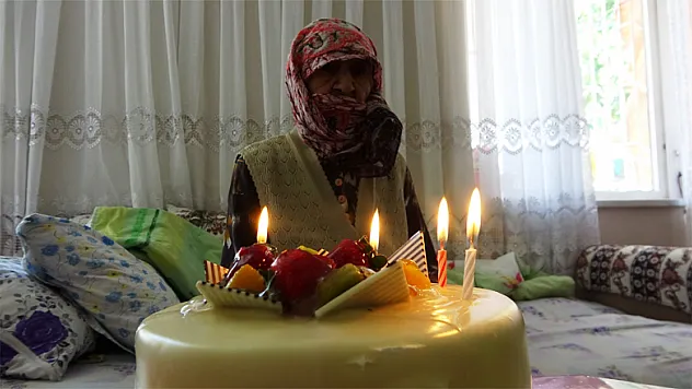 123 yaşına giren Ayşe nineye sürpriz doğum günü