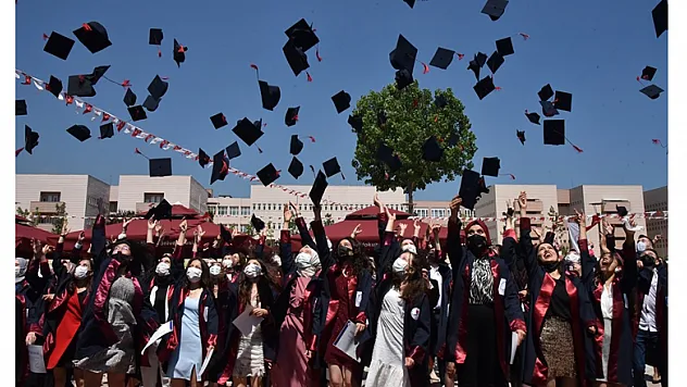 Hemşirelik Bölümü öğrencilerinin mezuniyet heyecanı