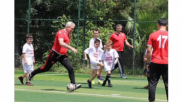 Telafi eğitimlerine start verildi, açılışta minikler ile müdürler maç yaptı