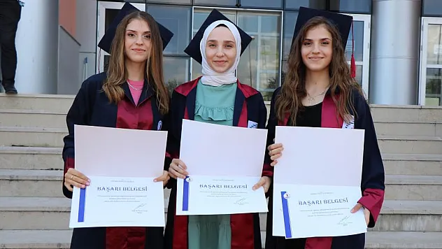 Üçüz kardeşler aynı okuldan dereceyle mezun oldu