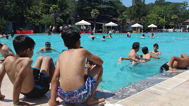 Bafra'da sıcaktan bunalanlar sosyal tesisleri doldurdu