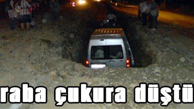 Araba çukura düştü!