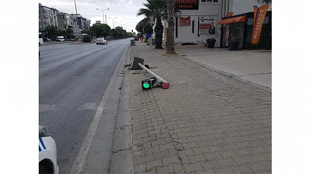 Devrilen sinyalizasyon lambası tehlike saçıyor