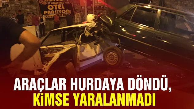 Kazada araçlar hurdaya döndü, kimse yaralanmadı
