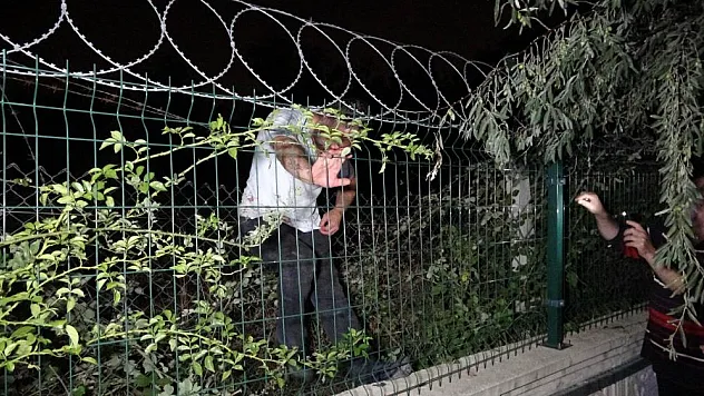 Askeri birliğin tel örgülerinde mahsur kalan alkolü şahsı itfaiye kurtardı