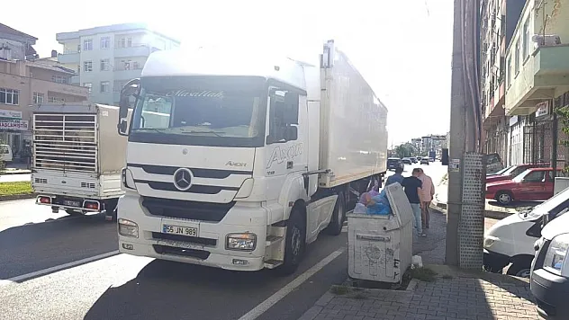 Kontrolden çıkan tır otomobile çarptı