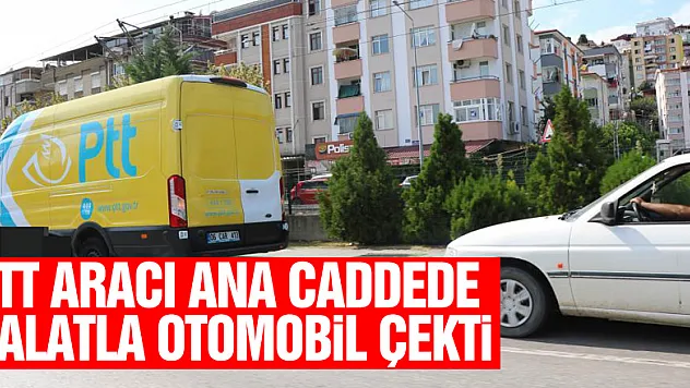 PTT aracı ana caddede halatla otomobil çekti