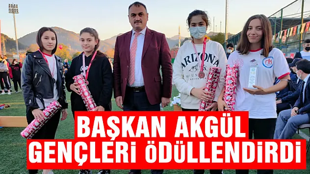 BAŞKAN AKGÜL GENÇLERİ ÖDÜLLENDİRDİ