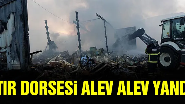 Seyir halindeki tırın dorsesi alev alev yandı