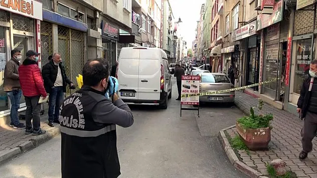 Ambulans sesini duyunca bıçaklayan da bıçaklanan da kaçtı