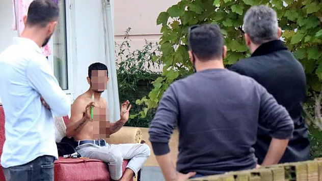 Elinde bıçakla intihara kalkışan genç 2 saatte ikna edildi