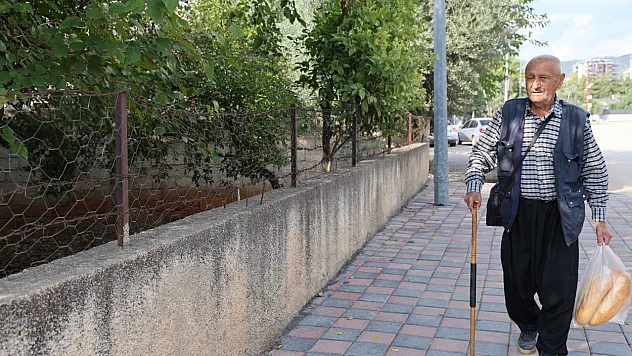 86 yaşında, her gün 8 kilometre yürüyor: Bayram dedenin dinçlik sırrı