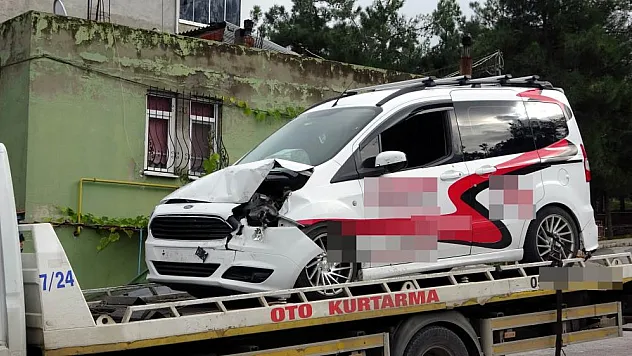 Hafif ticari araç ile tır çarpıştı: 6 yaralı