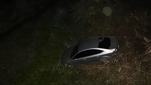 Otomobil dere yatağına uçtu: 2 yaralı