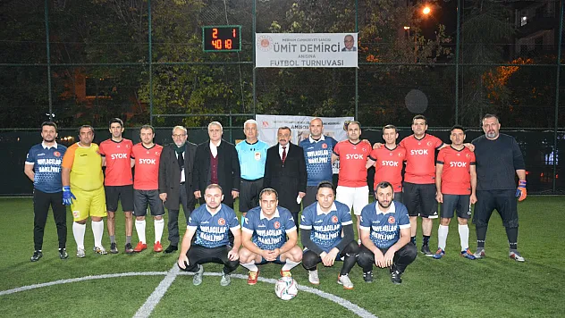 vefat eden savcı anısına düzenlenen halı saha turnuvası son buldu